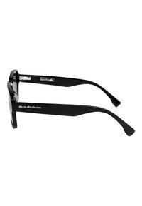 Zwarte zonnebril met een rechthoekig frame, voorzien van een gladde matte afwerking, slanke pootjes en subtiele branding op de veren.