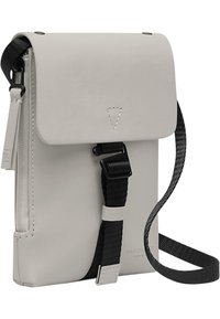 Szara syntetyczna torebka crossbody z klapą, regulowanym czarnym paskiem i małym logo w pobliżu podstawy.