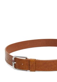 Bruine leren riem met een gestructureerde afwerking, zilverkleurige gesp en subtiele branding. Heeft een klassiek ontwerp met verstelbare gaten.