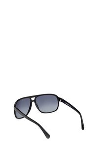 Occhiali da sole neri con montatura rettangolare, lenti grigie sfumate e stanghette eleganti con dettagli del logo discreti. Texture liscia e design moderno.