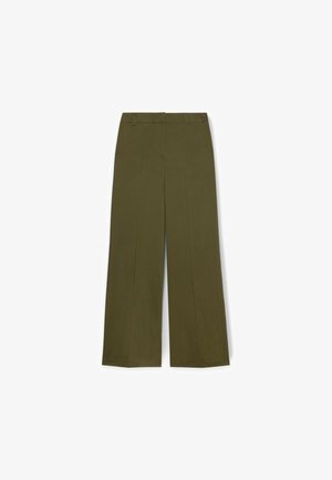 Pantalones de pierna ancha en tela verde oliva, con una textura suave, pliegues frontales y una cintura estándar con pasadores para cinturón.