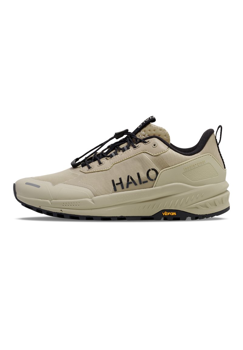 Beige Sportsschuhe mit strukturiertem Obermaterial, schwarzen Schnürsenkeln und "HALO"-Druck an der Seite. Verfügt über eine Vibram-Außensohle für Langlebigkeit.