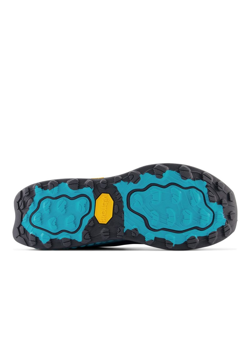 Suela de zapato de senderismo con una base de goma negra, patrones de acento en azul claro y un logo amarillo. Presenta tacos texturizados para tracción y estabilidad.