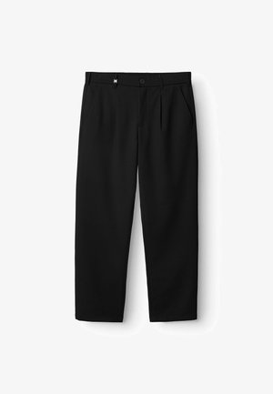 Zwarte broek van gladde stof met een rechte pijpvorm. Voorzien van steekzakken aan de voorkant, knoopsluiting en subtiele plooien bij de taille.