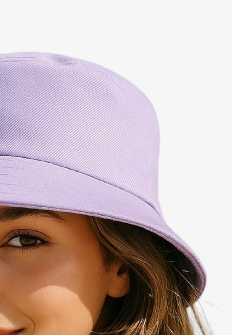 Cappello a secchiello lilla in tessuto strutturato, caratterizzato da una tesa larga e un design morbido e strutturato. Nessuna chiusura metallica o motivo visibile.