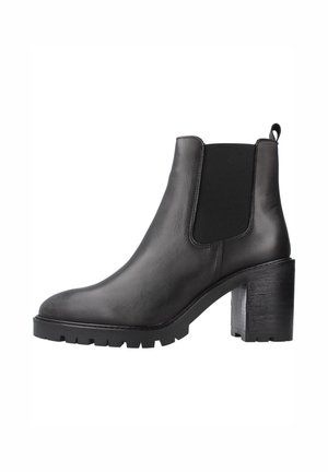 Schwarzer Leder-Stiefelette mit klobigem Blockabsatz, elastischen Seiteneinsätzen und profilierter Sohle für zusätzlichen Halt und Stil.