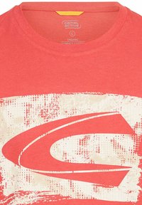 Rød økologisk bomulds t-shirt med et stort hvidt grafisk design med teksturerede detaljer og rund halsudskæring. Størrelsesmærke: L.