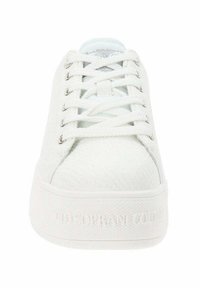 Zapatilla blanca con parte superior sintética texturizada, puntera redonda, diseño con cordones y suela gruesa blanca con marca en el lateral.
