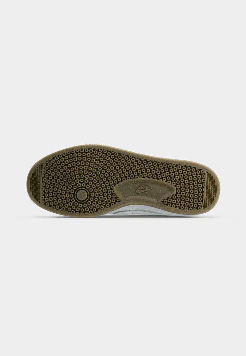 Suela de zapatilla Nike en marrón con un patrón de tracción hexagonal, que presenta un logo de marca y acentos grises lisos y texturizados en los laterales.