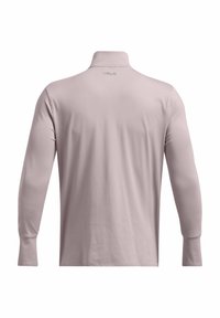Šviesiai rožinė polo marškinėlių ilgomis rankovėmis, pagaminti iš lygaus, lengvo audinio. Sukurta su stovinčiu apykakles ir maža prekinio ženklo logotipo ant nugaros.