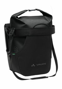 Zaino impermeabile nero realizzato in materiale resistente, con chiusura a rotolo, tracolla regolabile e tasca esterna con logo.