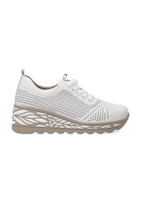 Weißer Sport Schuh mit einem gelochten Mesh-Obermaterial, runder Zehenpartie und texturiertem Wedge-Sohle. Merkmale sind das Schnürdesign und dekorative seitliche Akzente.
