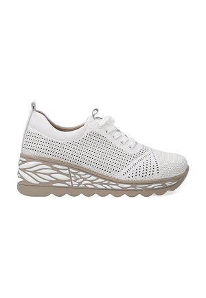 Weißer Sport Schuh mit einem gelochten Mesh-Obermaterial, runder Zehenpartie und texturiertem Wedge-Sohle. Merkmale sind das Schnürdesign und dekorative seitliche Akzente.