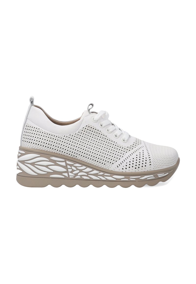 Weißer Sport Schuh mit einem gelochten Mesh-Obermaterial, runder Zehenpartie und texturiertem Wedge-Sohle. Merkmale sind das Schnürdesign und dekorative seitliche Akzente.