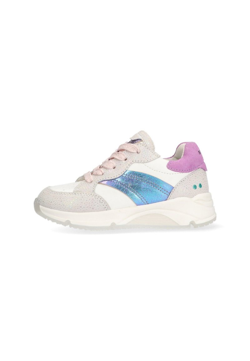 Sporty sneakers med en hvid, pink og blå farveskema. Har en glat og tekstureret overdel, rund tå og snørelukning.