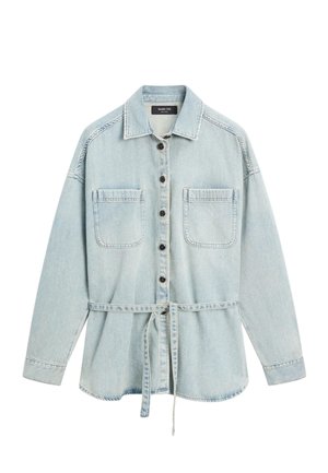 Světle modrá džínová košile s dlouhým rukávem se zapínáním vpředu na knoflíky, dvěma náprsními kapsami, límcem a páskem v odpovídající barvě uvázaným v pase.
