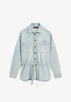 Hellblaues Denim-Hemd mit langen Ärmeln, Knöpfen vorne, zwei Brusttaschen, Kragen und einem passenden Gürtel, der in der Taille gebunden ist.