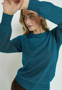 PEPPERCORN REMI ROUND NECK PUFF - Vesta - met ocean depths mettalic