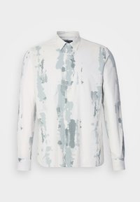 Λευκό πουκάμισο με μακριά μανίκια και μπλε αφηρημένο μοτίβο, με κλειστό γιακά και κουμπιά κατά μήκος του μπροστινού μέρους, κατασκευασμένο από ελαφρύ ύφασμα.