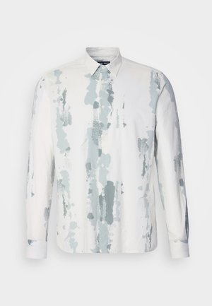 Camisa de manga longa branca com um padrão abstrato azul, com colarinho abotoado e botões na parte da frente, feita de tecido leve.