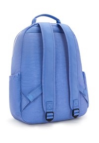Blå ryggsäck gjord av texturerad tyg, med vadderade remmar, sidofickor och ett handtag på toppen för enkel bärning.