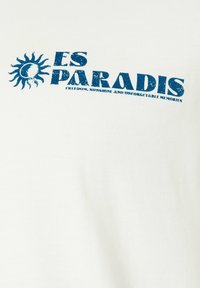 Graphique du soleil bleu et du croissant de lune avec le texte « ES PARADIS » et « Liberté, soleil et souvenirs inoubliables » sur tissu blanc.