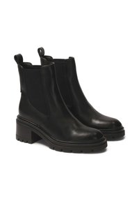 Botas de cuero negro hasta el tobillo con paneles laterales elásticos, puntas redondeadas y tacones cuadrados. Presentan suelas texturizadas para mayor agarre y tiradores.