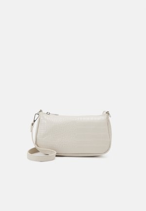 Bolso de mano de color crema con estampado de cocodrilo, de forma rectangular, cierre superior con cremallera y correa ajustable. Textura suave, diseño elegante.