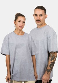 Unselected, grau