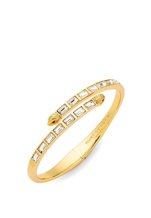 Bracelet jonc en or avec des pierres précieuses rectangulaires claires, présentant des accents texturés ressemblant à des serpents à chaque extrémité et un design lisse et arrondi.