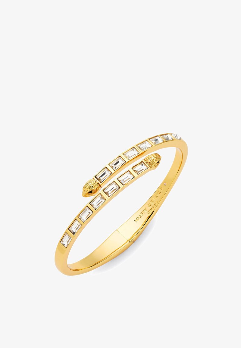 Bracelet jonc en or avec des pierres précieuses rectangulaires claires, présentant des accents texturés ressemblant à des serpents à chaque extrémité et un design lisse et arrondi.