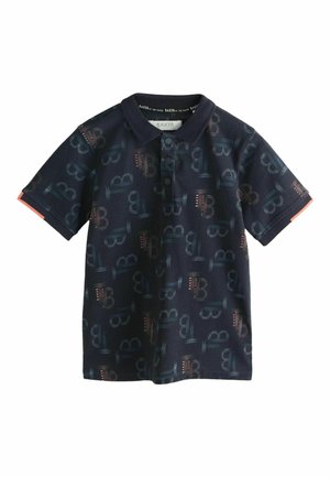 Marineblaues kurzärmeliges Poloshirt mit durchgehendem abstraktem Muster aus "B" und dem Schriftzug "Baker", drei Knöpfen am Ausschnitt und orangefarbener Einfassung an den Ärmeln.