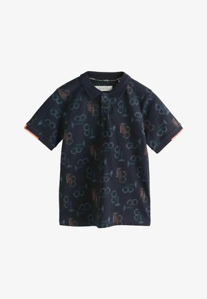 Tricou polo cu mânecă scurtă, albastru marin, cu model abstract „B” și text „Baker” pe tot corpul, cu nasturi pe partea din față și margine portocalie pe mâneci.