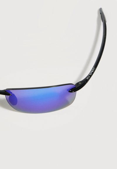 Αθλητικά γυαλιά ηλίου με μαύρο σκελετό, ενιαίο μπλε καθρεπτιζόμενο φακό και την ένδειξη "MJ SPORT" τυπωμένη στο μπράτσο του σκελετού.