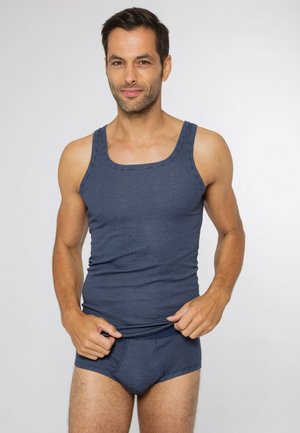 Débardeur en coton bleu marine avec un col arrondi et un motif rayé, associé à un slip assorti. Texture lisse et coupe ajustée.