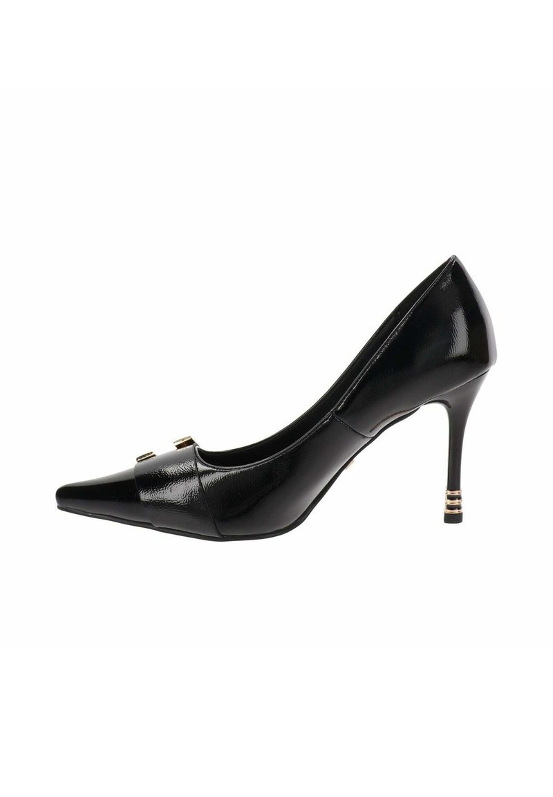 Zapato de tacón alto de charol negro, con puntera afilada y un tacón delgado, adornado con detalles dorados cerca de la puntera y el talón.