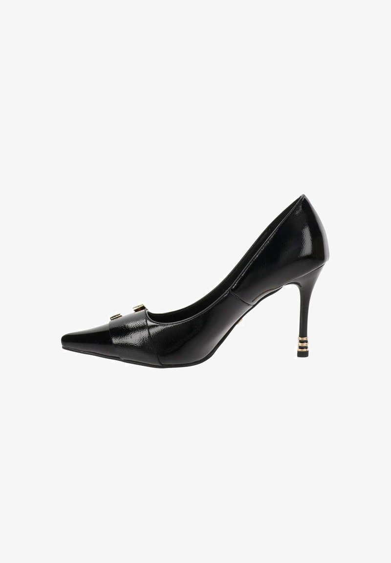 Zapato de tacón alto de charol negro, con puntera afilada y un tacón delgado, adornado con detalles dorados cerca de la puntera y el talón.