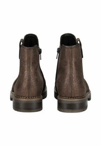Botas de cuero marrón hasta el tobillo con un acabado texturizado, cremalleras laterales y un tacón bajo apilado; con detalle de costura alrededor de la suela.