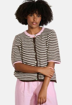 Gestreepte cardigan met bruine en witte horizontale strepen, roze afwerking, korte mouwen en blauwe knopen aan de voorkant.