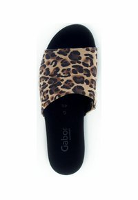 Tongs avec imprimé léopard, dotées d'un dessus doux, d'une semelle intérieure noire et d'un design à bout ouvert arrondi. L'étiquette indique "Gabor comfort" au-dessus des détails de taille.