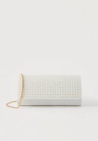 Λευκή ορθογώνια τσάντα χειρός με υφή από μικρές χάντρες στο μπροστινό μέρος, με χρυσή αλυσίδα. Υλικό που μοιάζει με λείο δέρμα.