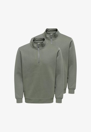 Zwei olivgrüne Sweatshirts mit Viertelreißverschluss, gerippten Bündchen und Säumen, vor weißem Hintergrund präsentiert.