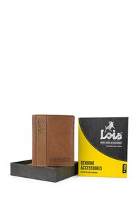 Billetera de cuero marrón con el número "1962" y "LOIS JEANS" en relieve en la parte frontal, exhibida junto a un embalaje con un diseño amarillo y gris.