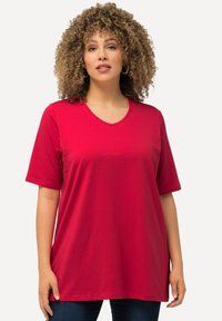 Rode, korte mouwen t-shirt met een v-hals ontwerp, gemaakt van zachte stof, met een losse pasvorm en een gladde textuur.
