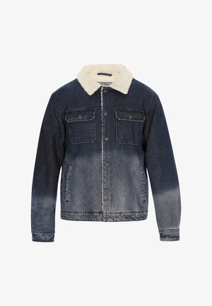 Giacca in denim con colletto in finta shearling chiaro, due tasche sul petto e una finitura blu sfumata, con bordi sfilacciati e dettagli con bottoni.