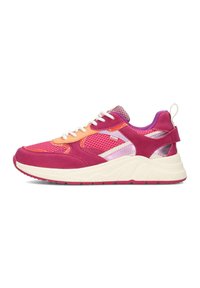 Scarpe da ginnastica rosa e viola realizzate con materiali in rete e suede, con lacci bianchi a contrasto, colletto imbottito e una suola in gomma texturizzata.