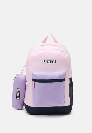 Mochila rosa e lavanda com um bolso frontal com fecho, bolso lateral de malha e base azul marinho; apresenta o logo da Levi's.