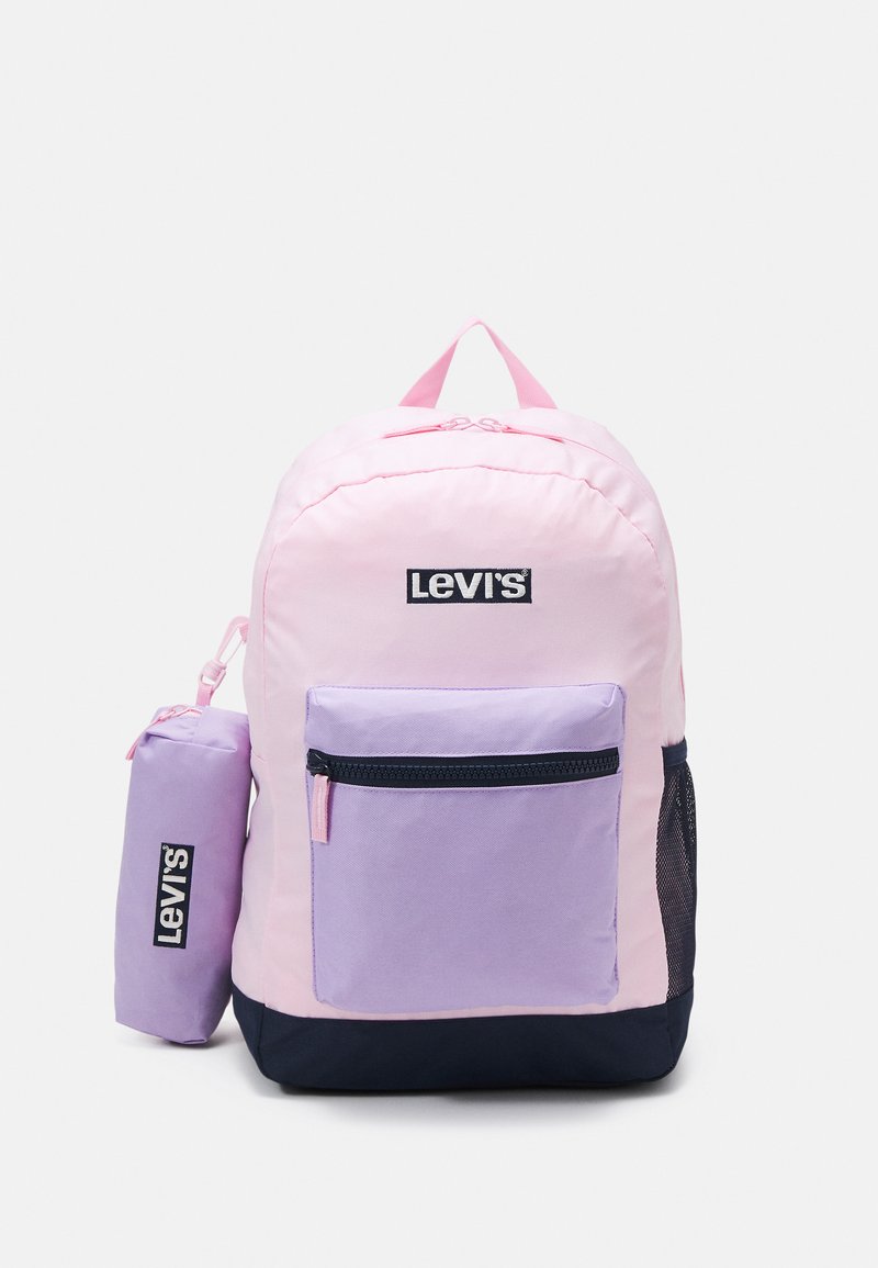 Ροζ και λεβάντα σακίδιο με φερμουάρ εμπρός τσέπη, πλέγμα πλευρική τσέπη και ναυτικό κάτω μέρος; διαθέτει το λογότυπο της Levi's.