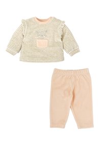 Haut à rayures à manches longues avec des épaules volantées et une poche rose, associé à un pantalon rose uni. Les deux sont fabriqués dans un tissu doux et pelucheux.