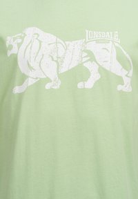 Lonsdale NORMALE PASSFORM ENDMOOR - Apdrukāts T-krekls - pastel green white